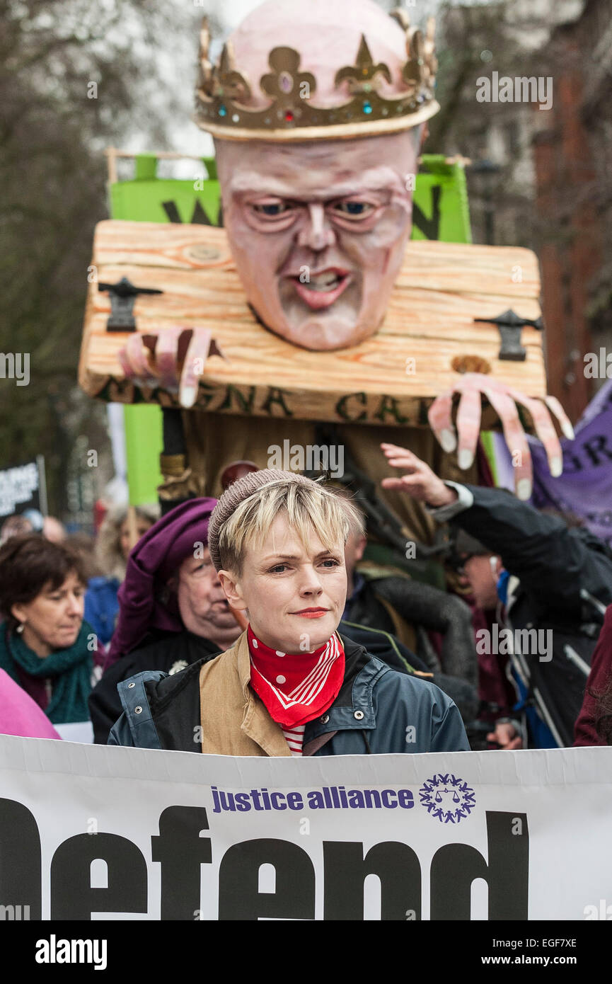 Ein riesiges Bildnis von Chris Grayling gekleidet als König John bei einem Protestmarsch unter der Leitung von Schauspieler und Star der tv-Drama Seide, Maxine Peake. Stockfoto