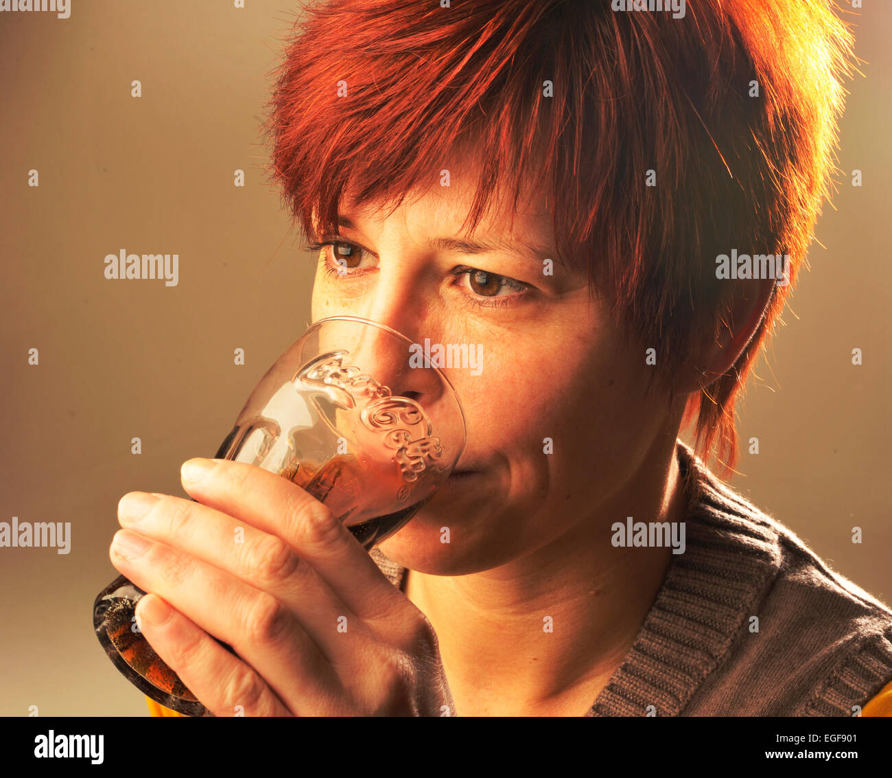 Symbolfoto über Zucker in Lebensmitteln und Getränken: Frau trinkt Coca-Cola.  Foto: Klaus Rose Stockfoto