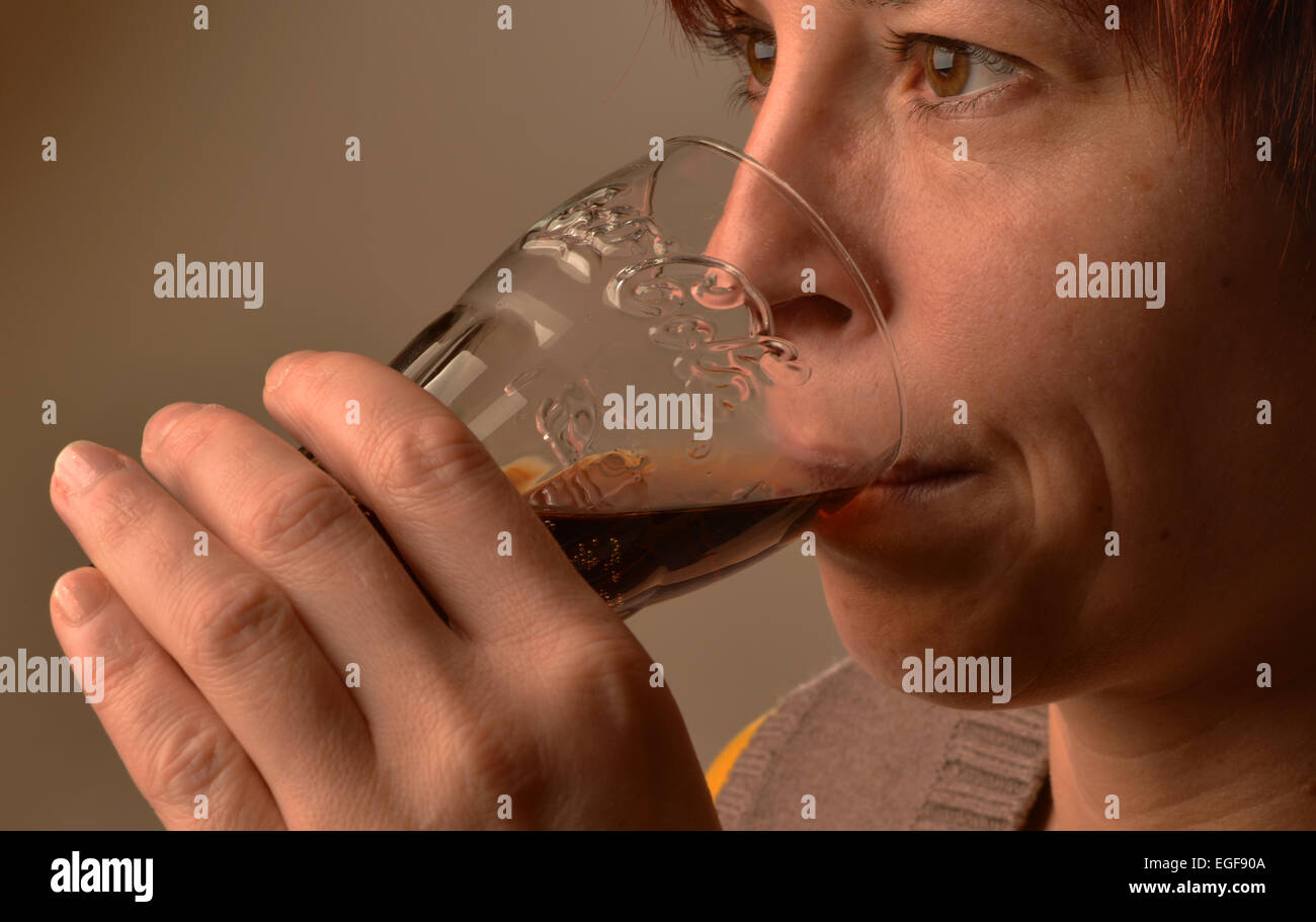 Symbolfoto über Zucker in Lebensmitteln und Getränken: Frau trinkt Coca-Cola.  Foto: Klaus Rose Stockfoto