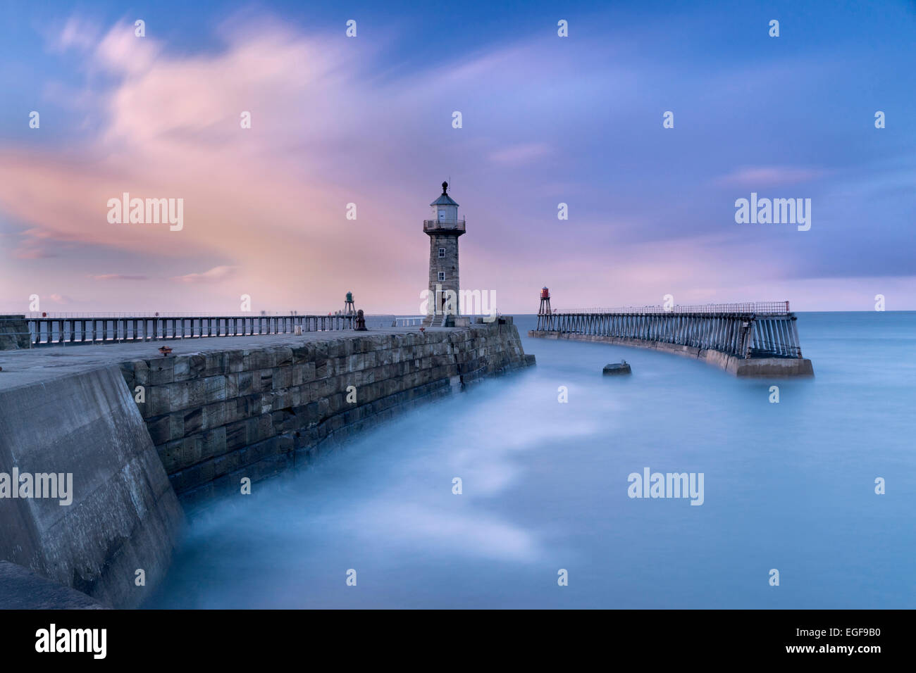 Sonnenuntergang über den Hafen und die Piers in Whitby an der Küste von Yorkshire. Stockfoto