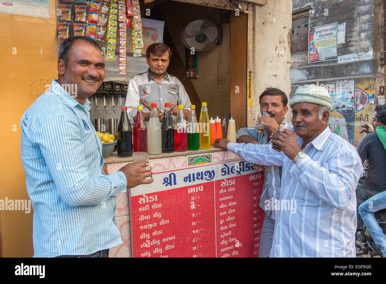 Männer in lokalen Street Bar, Junagadh Stockfoto