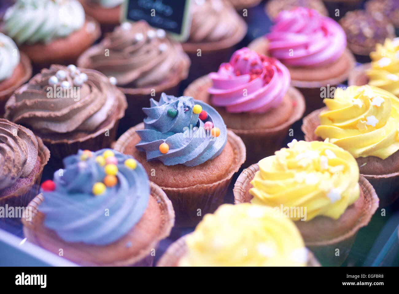 Bunte Cupcakes im Schaufenster im store Stockfoto