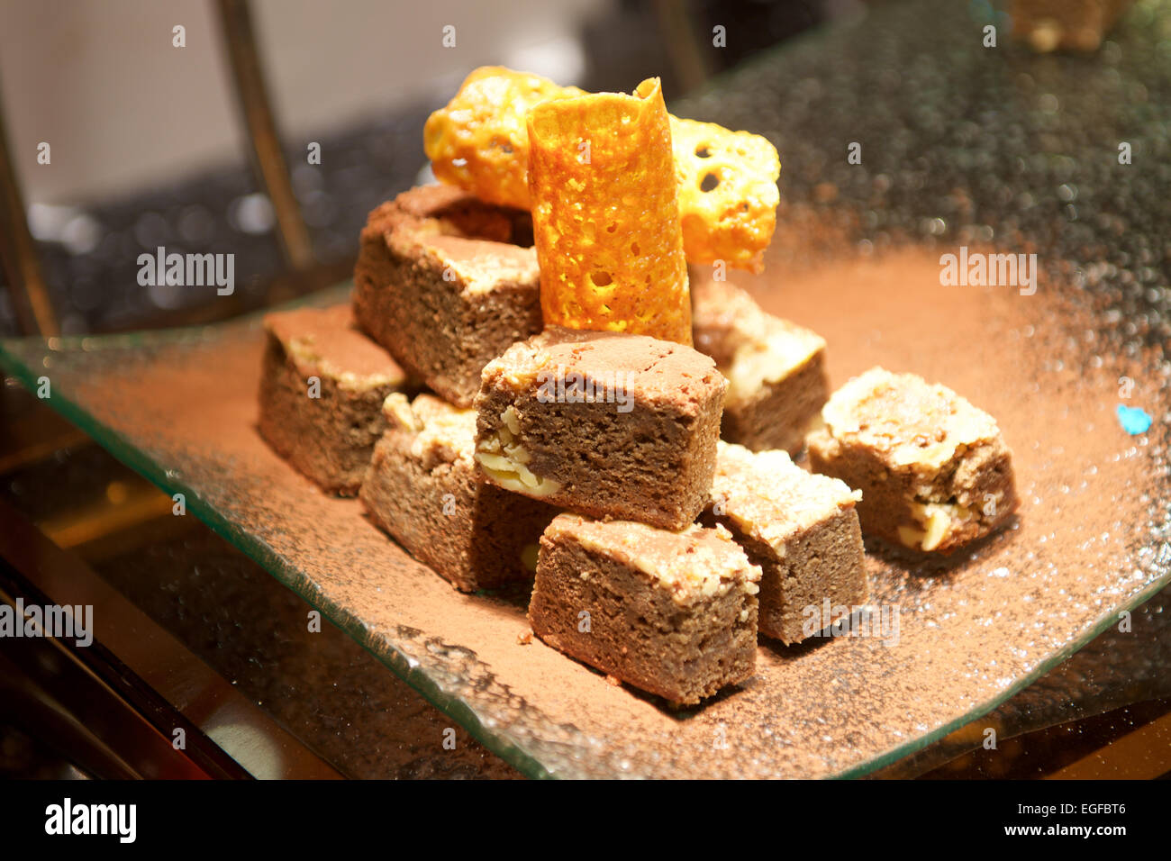 Brownie-Würfel-Dessert im Buffet-restaurant Stockfoto