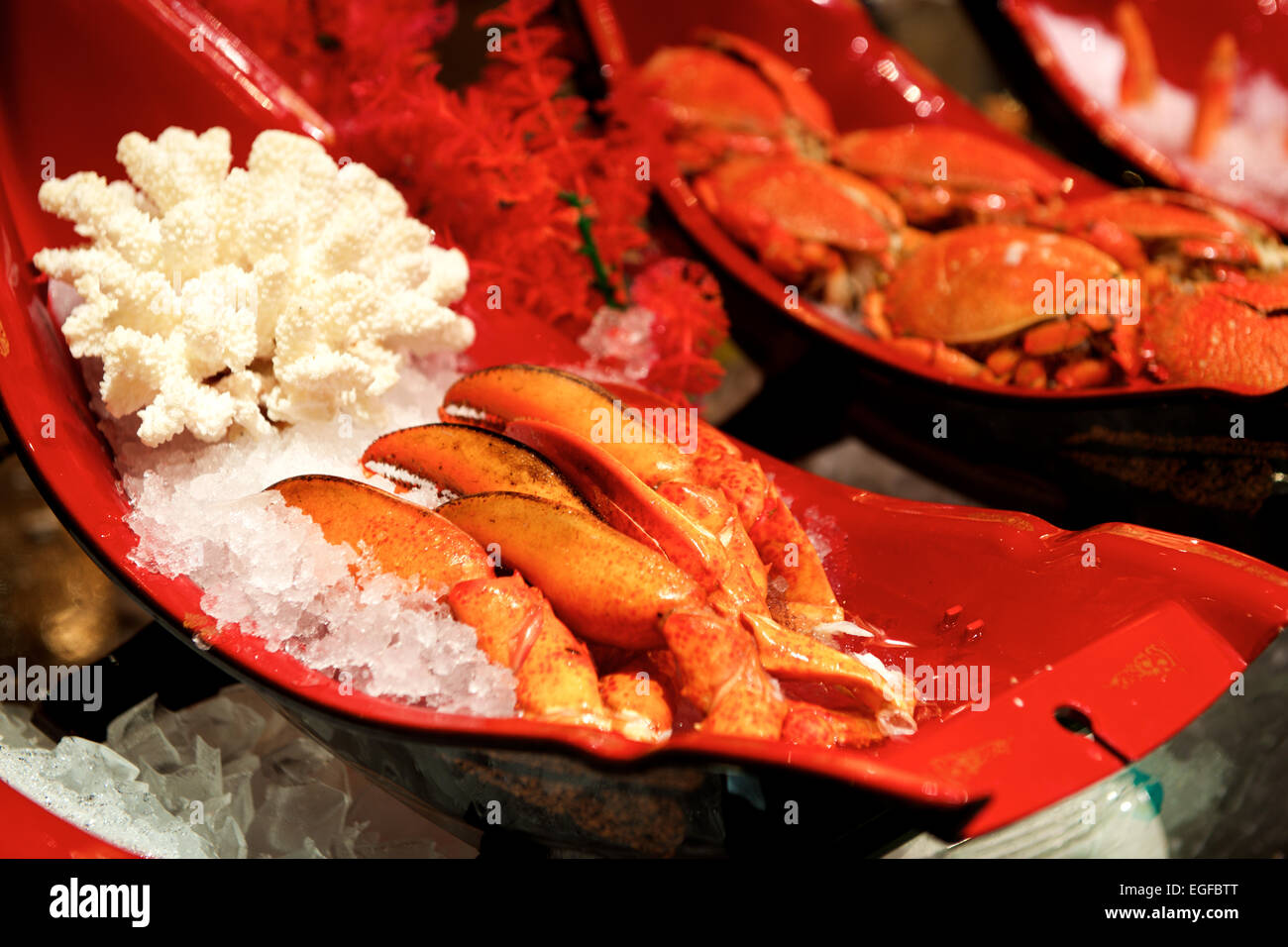 Krabbe kriecht Meeresfrüchte in ein Buffet-restaurant Stockfoto