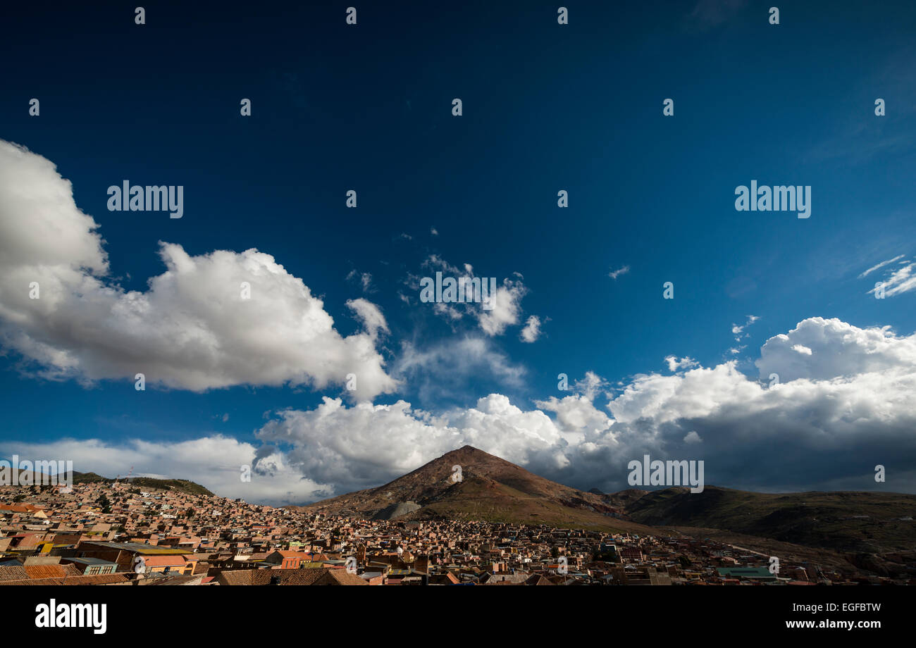 Luftaufnahme der Stadt Potosi mit Cerro Rico in Hintergrund, südlichen Altiplano Boliviens Stockfoto