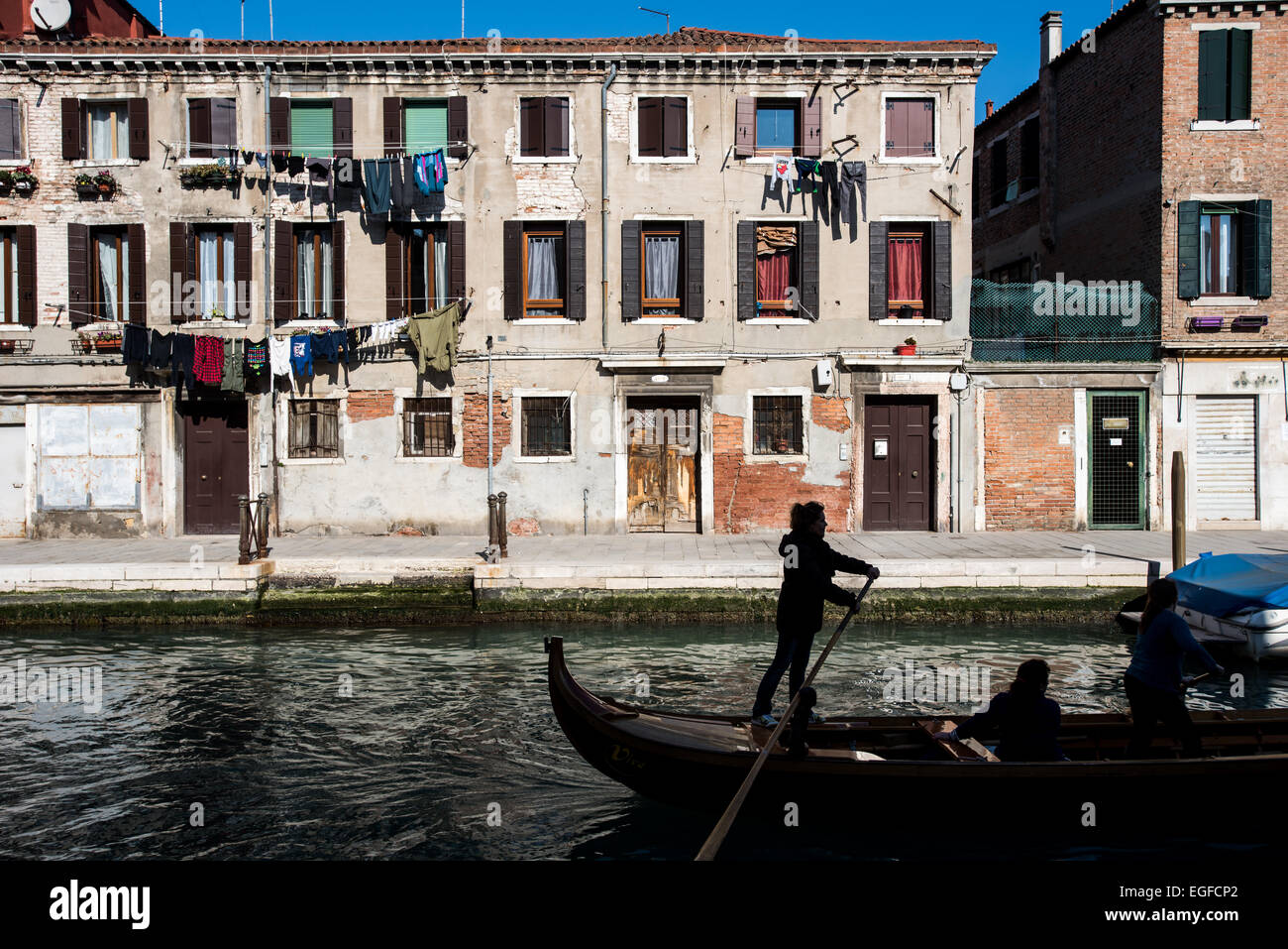 Venedig, Italien - 17. Februar 2015: eine Frau Gondoliere rudert auf einer Gondel in einem Kanal in Cannaregio an einem schönen sonnigen Stockfoto