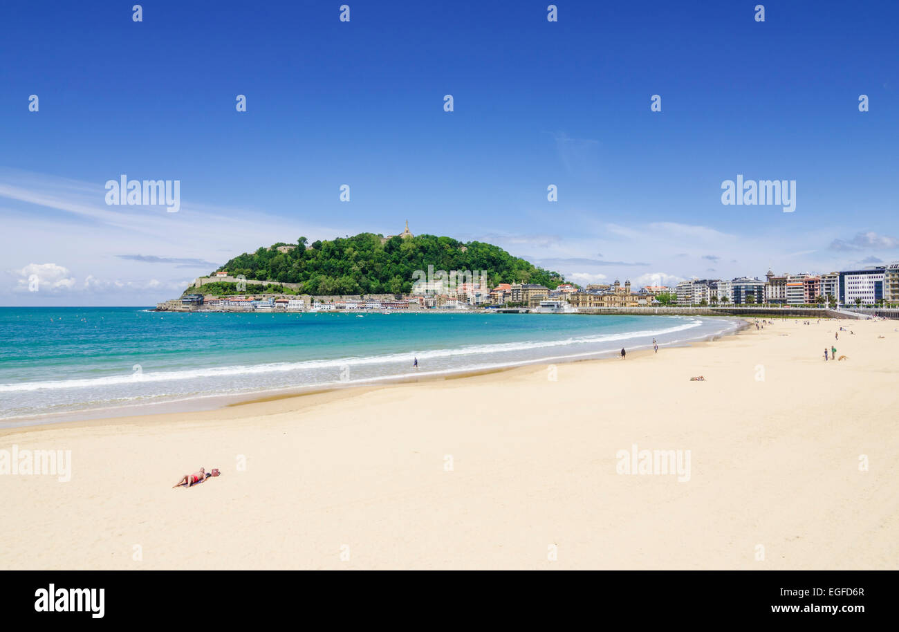 La Concha Strand mit Blick auf Monte Urgull, Playa de la Concha, San Sebastian, Gipuzkoa, Spanien Stockfoto