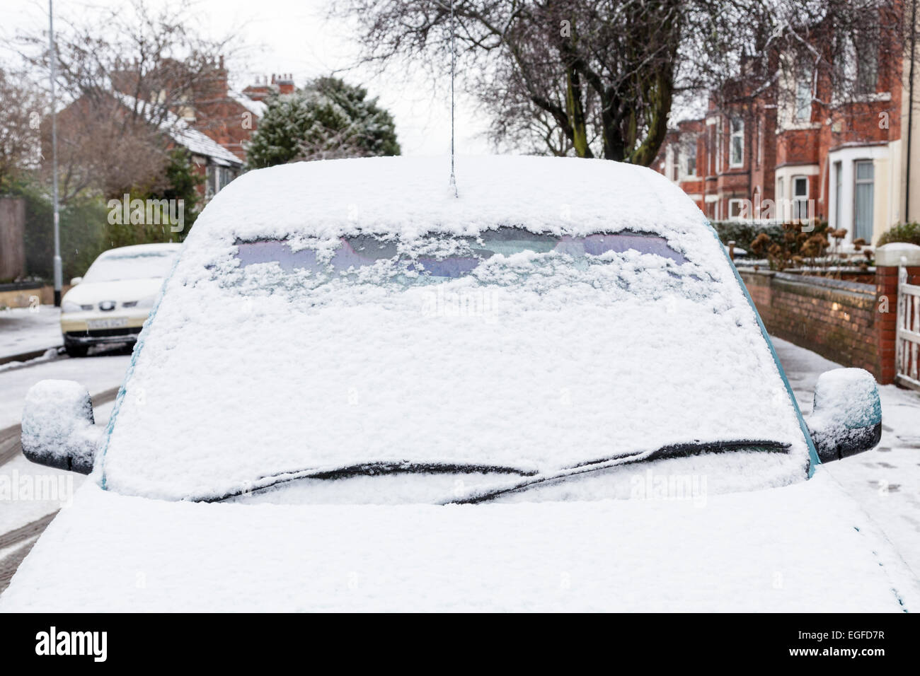 Winter Wetter. Schnee, der ein Auto Windschutzscheibe, Nottinghamshire, England, Großbritannien Stockfoto