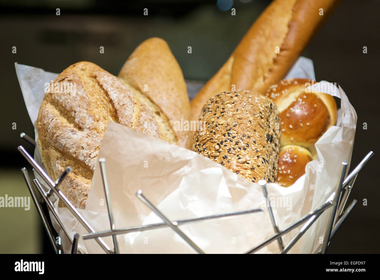 Brotkorb mit einer Vielzahl von verschiedenen Brotsorten Stockfoto