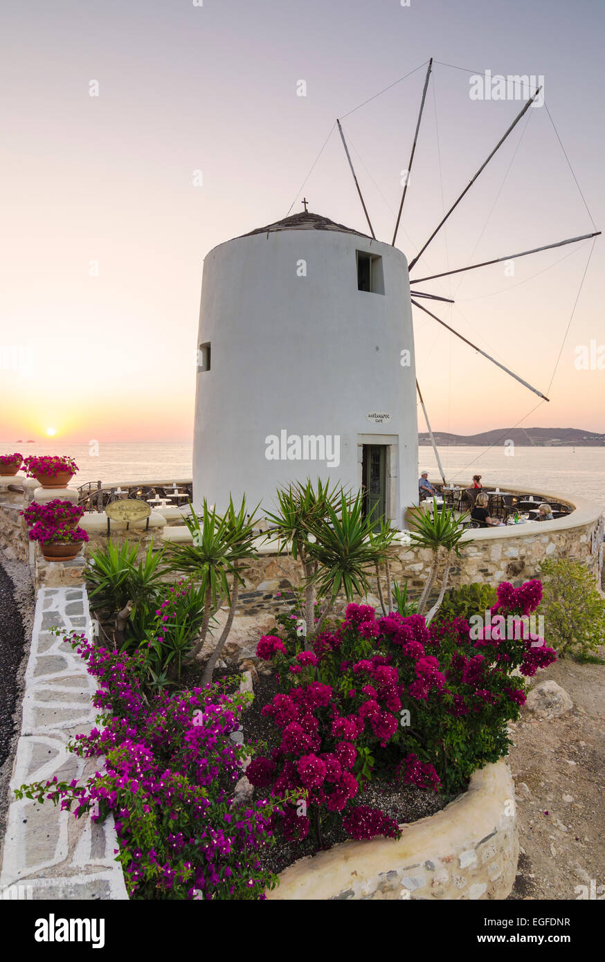 Sonnenuntergang über eine Windmühle Café, Parikia, Paros, Griechenland Stockfoto