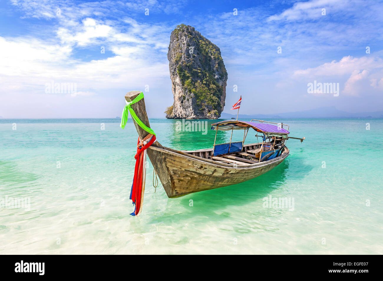 Alten Holzboot an einem tropischen Strand Urlaub Hintergrund. Stockfoto