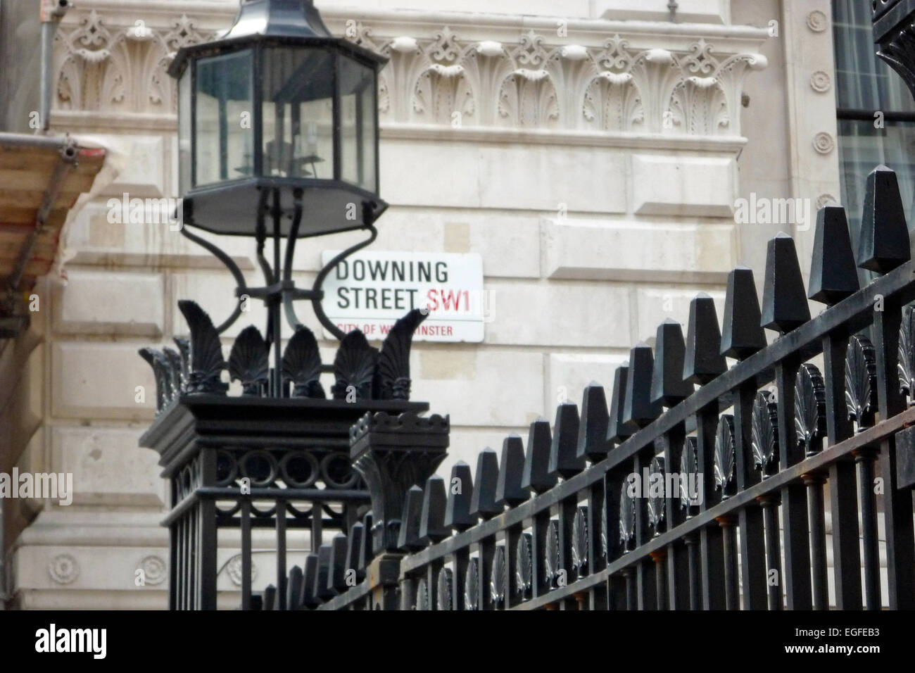 Straßenschild und Geländer außerhalb der Downing Street, London, UK, der legendären Heimat der britische Premierminister und parlamentarischen Büros Stockfoto