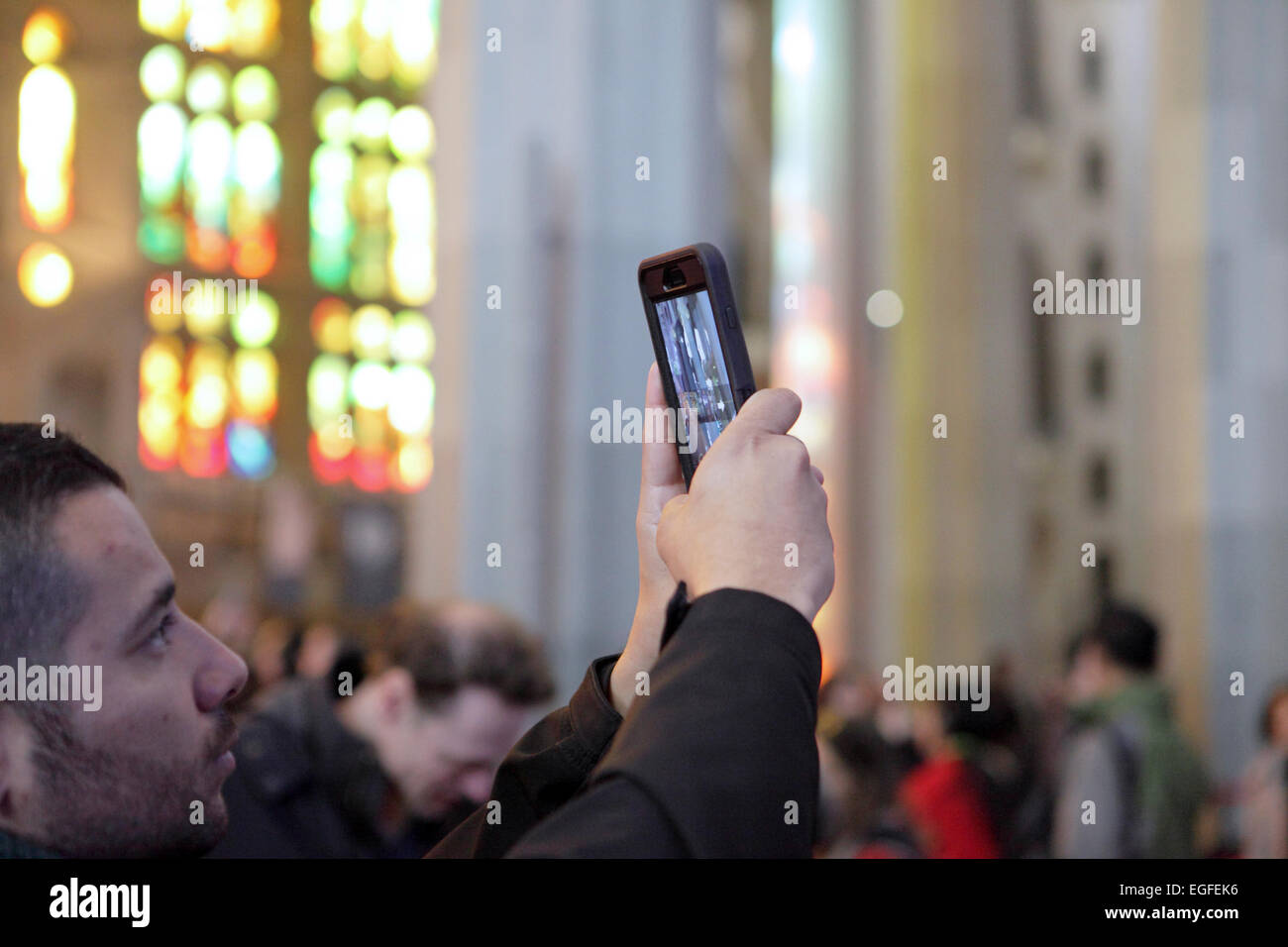 Stellvertretend Leben durch eine Pda oder mobiles Gerät Telefon Dreharbeiten Aufnahme fotografieren das Innere der Sagrada Familia, Barcelona Stockfoto