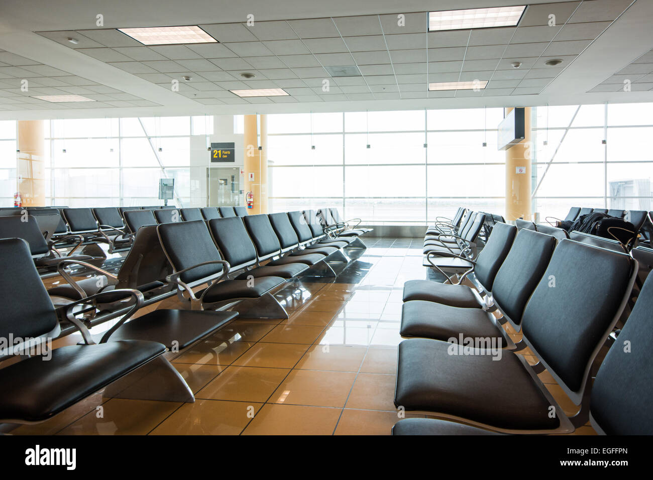 Flughafen Abflug-Gate Wartebereich mit Sitzplätzen Stockfoto