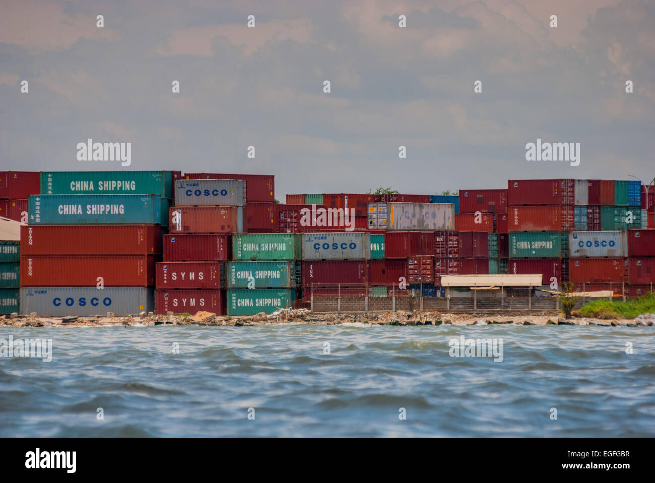 Ein Containerterminal, ein Teil der Hafenerweiterung von Jakarta, ist vom Küstenwasser von Cilincing, Nord-Jakarta, Jakarta, Indonesien aus zu sehen. Stockfoto