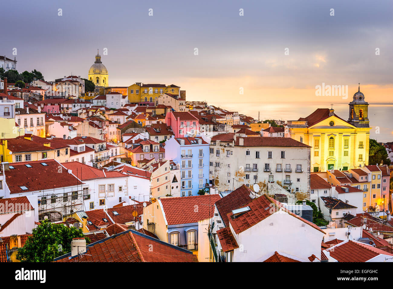 Lissabon, Portugal Stadtbild im Stadtteil Alfama in der Morgendämmerung. Stockfoto