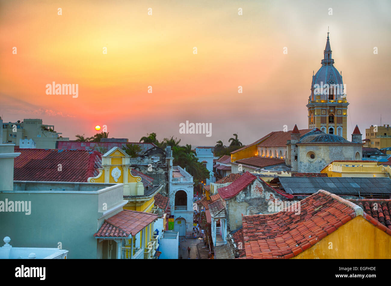 Zeigen Sie über die Dächer der alten Stadt Cartagena eine lebendige Sonnenuntergang an. Der Turm der Kathedrale von Cartagena steht groß und pr Stockfoto