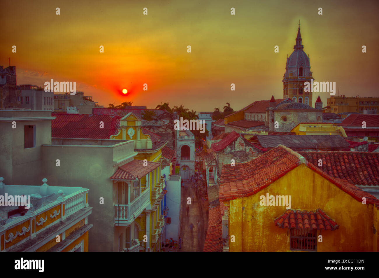 Zeigen Sie über die Dächer der alten Stadt Cartagena eine lebendige Sonnenuntergang an. Der Turm der Kathedrale von Cartagena steht groß und pr Stockfoto