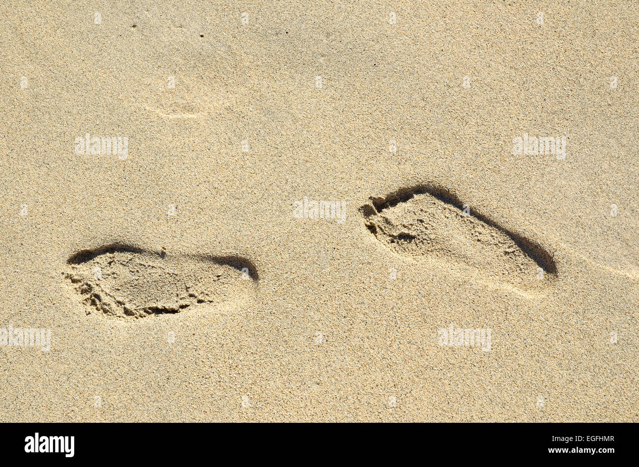 Zwei Fußspuren im Sand am Strand Stockfotografie - Alamy