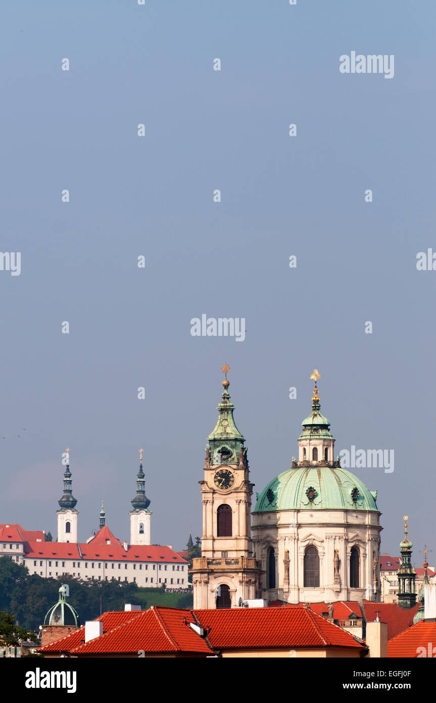 St.-Nikolaus-Kirche und Prager Burg (jenseits). Stockfoto