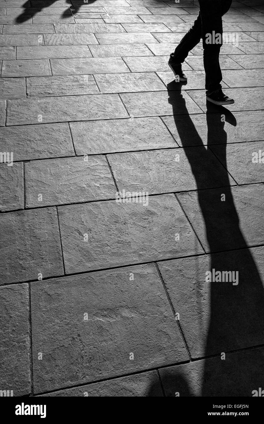 Pflaster, Gehweg, Straße Silhouetten von Menschen beim Einkaufen in einer Stadt, UK Stockfoto