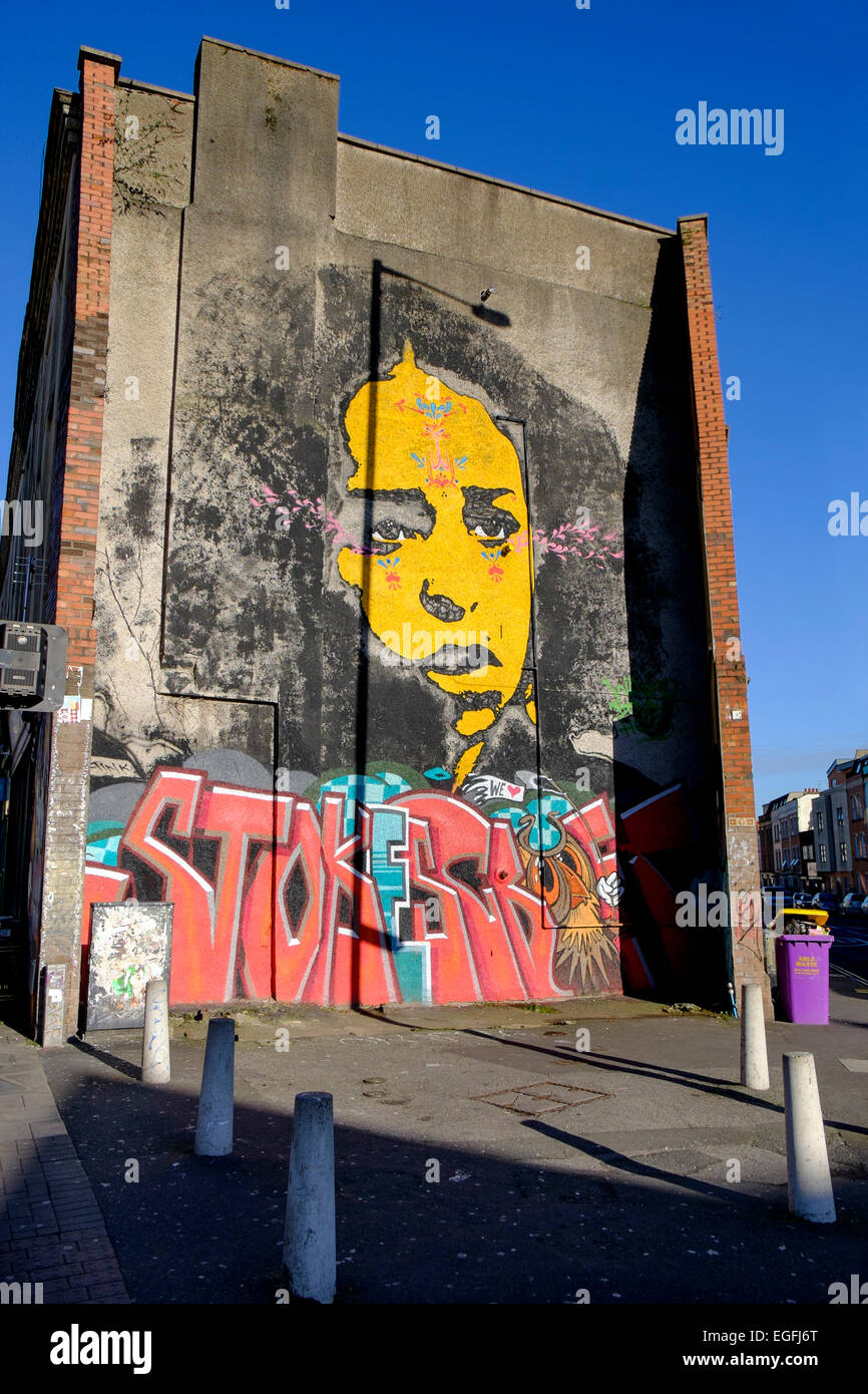 Graffiti-Streetart auf ein Gebäude im Bereich Stokes Croft von Bristol, England, UK Stockfoto