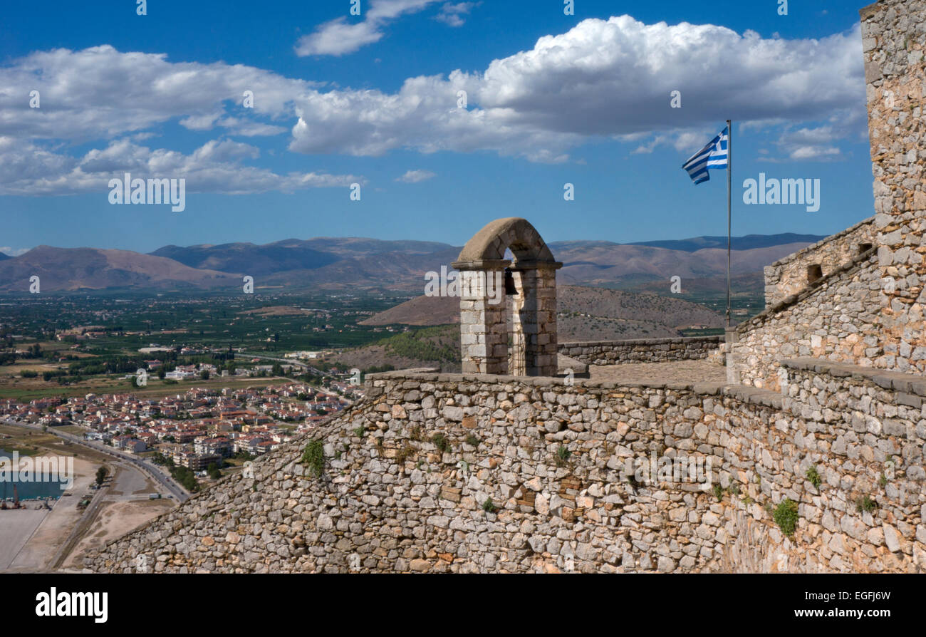 Ruinen der Burg Palamidi mit Hafen von Nafplio unten, Argolis, Peloponnes, Griechenland, Europa Stockfoto