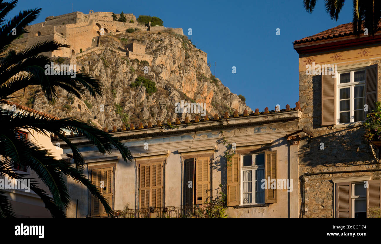 Gebäude von Nafplio mit Palamidi Burg im Hintergrund, Argolis, Peloponnes, Griechenland, Europa Stockfoto