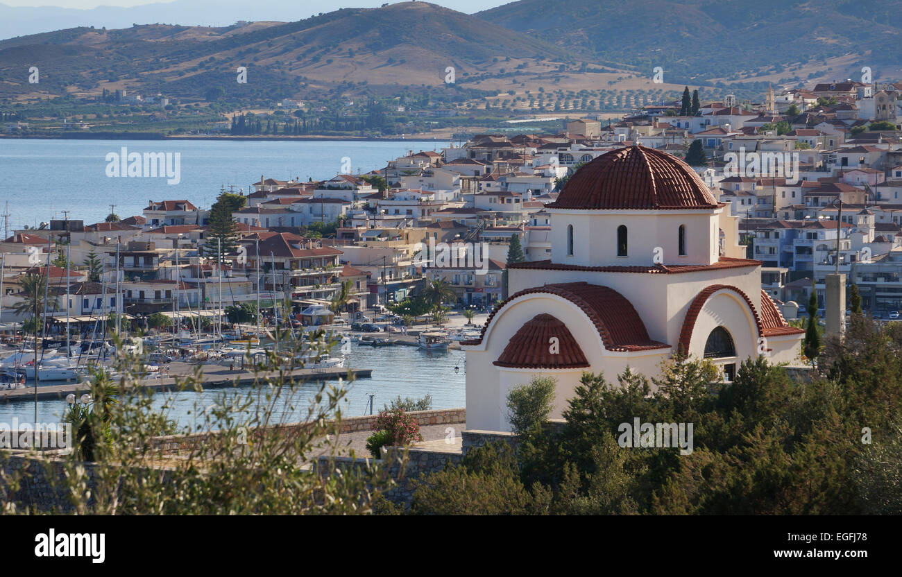 Kirche mit Blick auf die Stadt von Ermioni, Argolis, Peloponnes, Griechenland, Europa Stockfoto