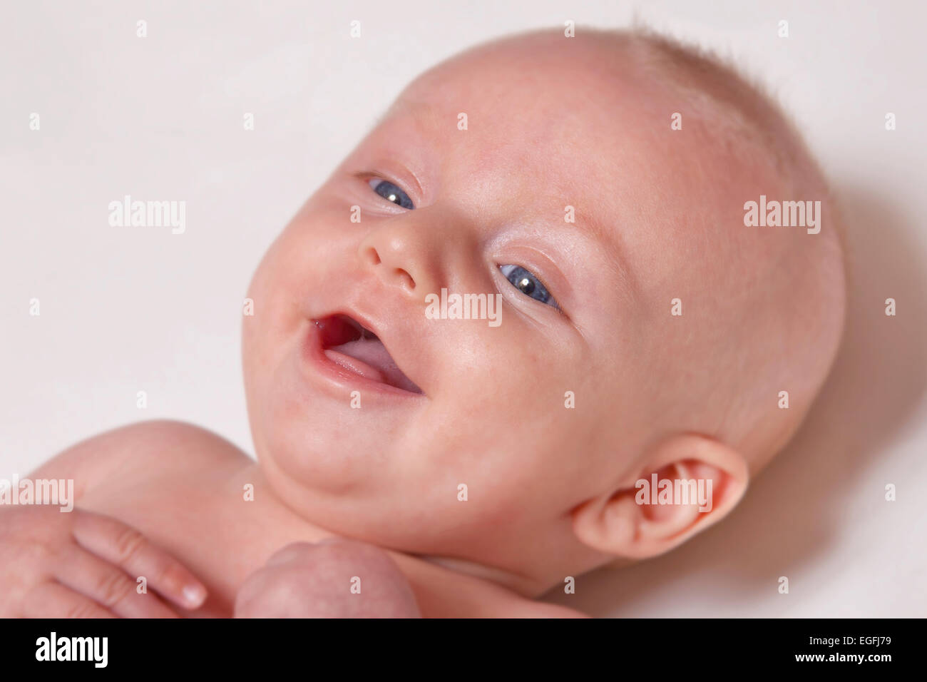 3 Monate altes Baby Lächeln Stockfoto