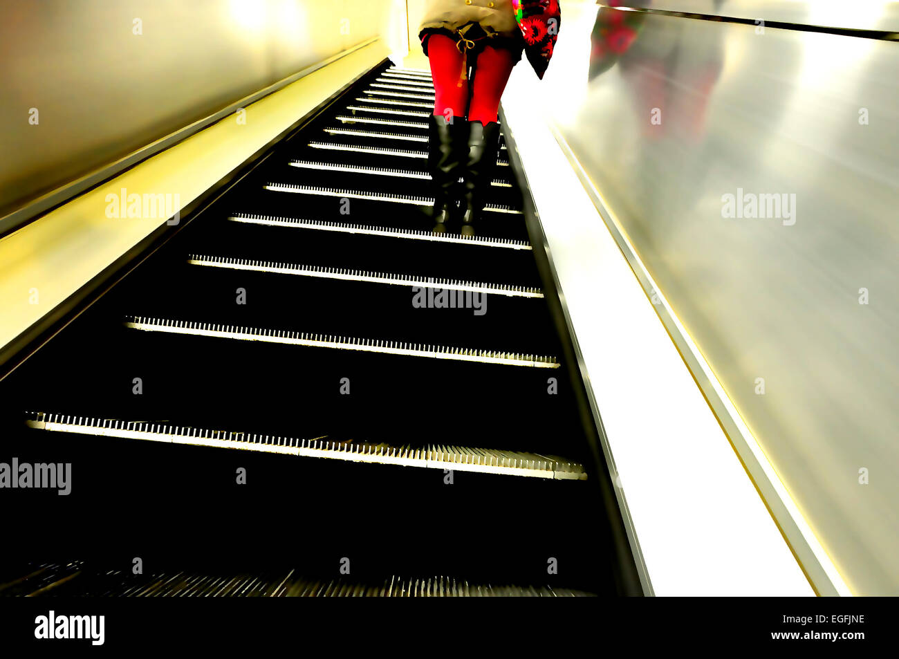 Frauenbeine auf Rolltreppe - London Underground - digital manipuliert Stockfoto