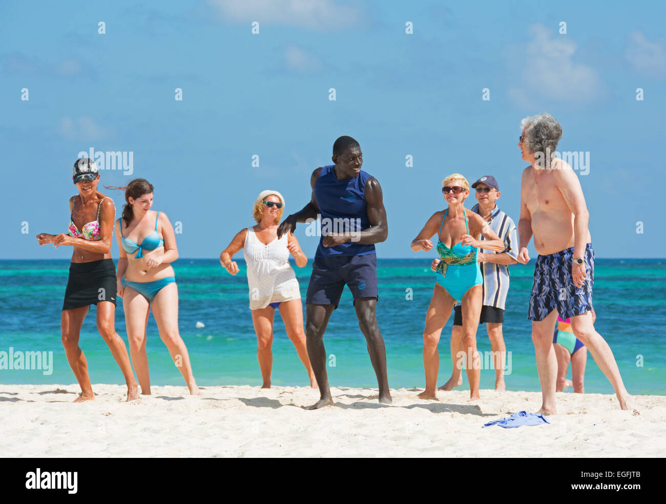 Dominikanische Republik. Karibik Tanz und Zumba am Strand von Punta Cana. 2015. Stockfoto