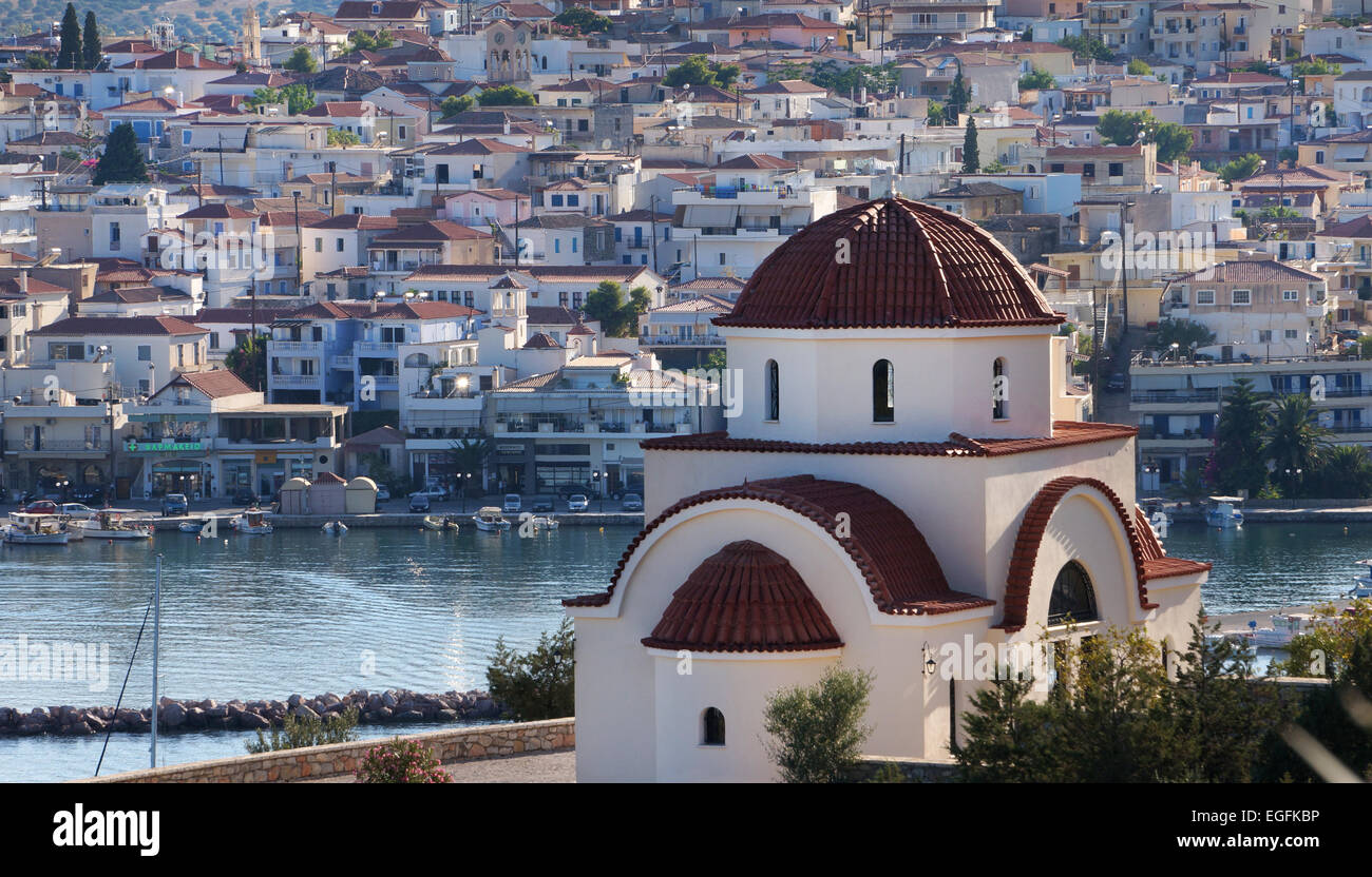 Kirche mit Blick auf die Stadt von Ermioni, Argolis, Peloponnes, Griechenland, Europa Stockfoto