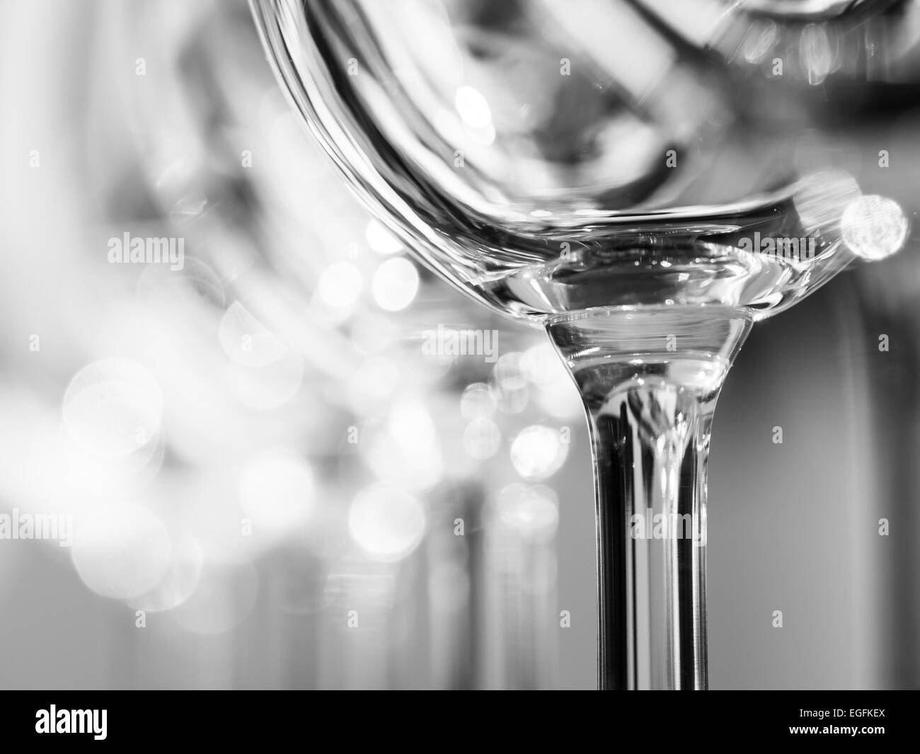Horizontale Foto von ausgerichtet elegant leere Weingläser, großaufnahme, schwarz und weiß. Stockfoto