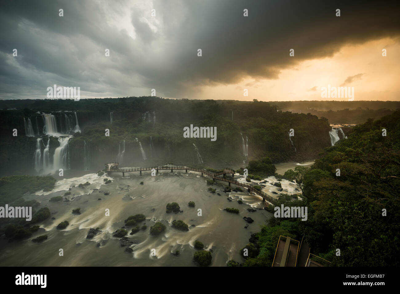 Blick vom "Trilha Das Cataratas", Foz Do Iguaçu, Parque Nacional Do Iguaçu, Brasilien, Südamerika Stockfoto