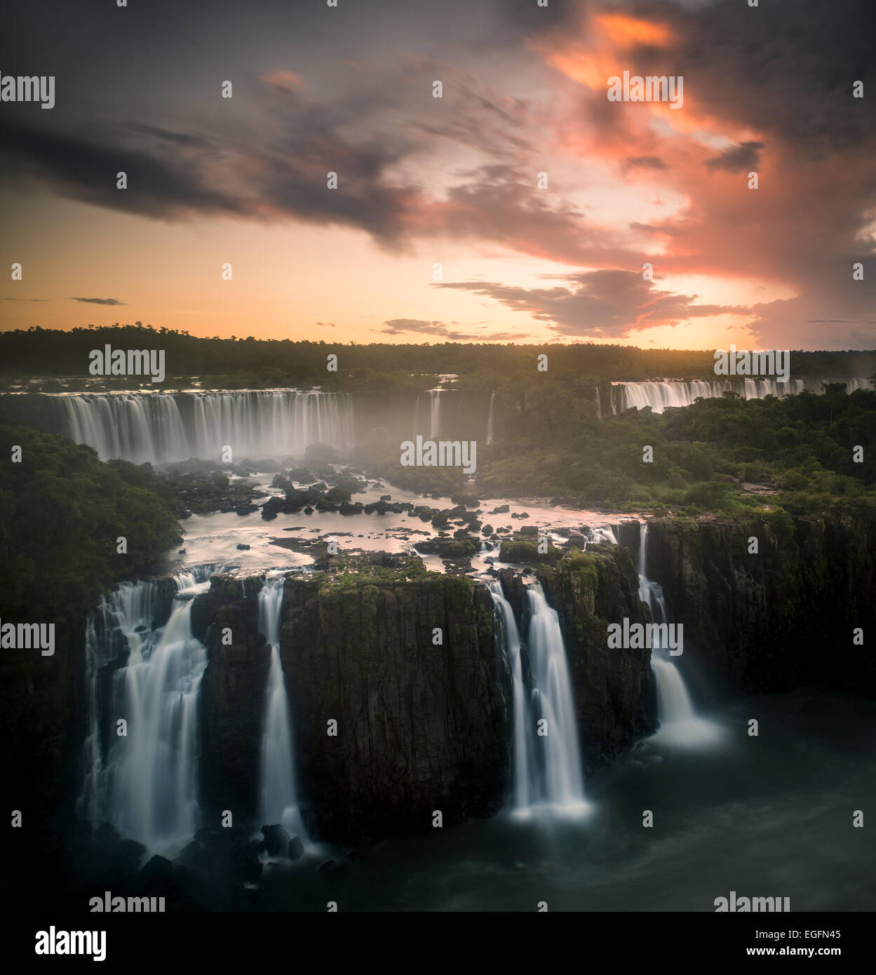 Blick vom "Trilha Das Cataratas", Foz Do Iguaçu, Parque Nacional Do Iguaçu, Brasilien, Südamerika Stockfoto