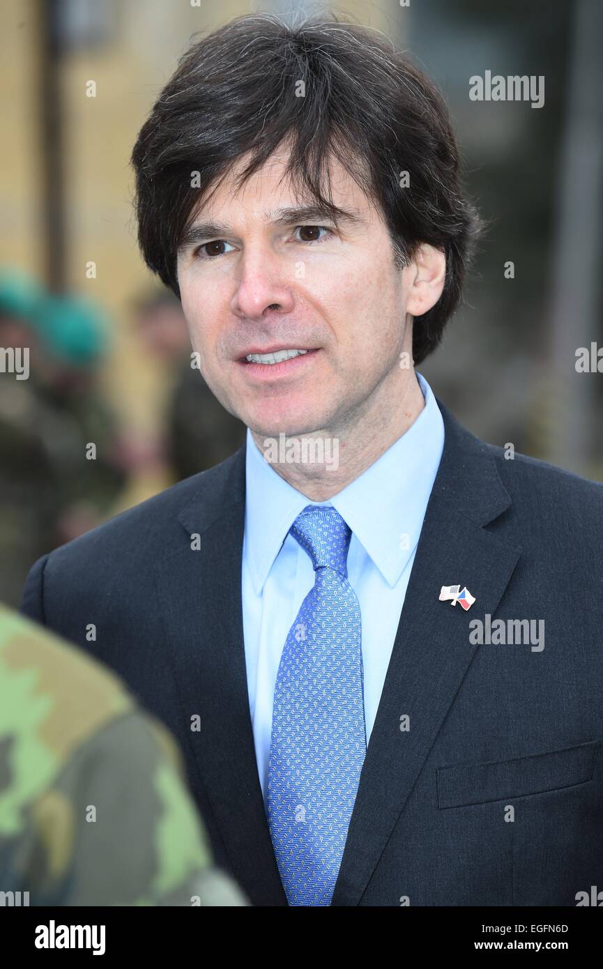 Hranice, Prerov Region, Tschechien. 24. Februar 2015. US-Botschafter in der Tschechischen Republik Andrew Schapiro besucht das Land Kräfte Hauptquartier der 7. mechanisierte Brigade in Hranice im Großraum Prerov, Tschechische Republik, am Dienstag, 24. Februar 2015. Arbeiten Sie bei vorliegenden Soilder dieser Einheit in BAF (Bagram Air Field) Basis, Parwan, Afghanistan. Bildnachweis: CTK/Alamy Live-Nachrichten Stockfoto