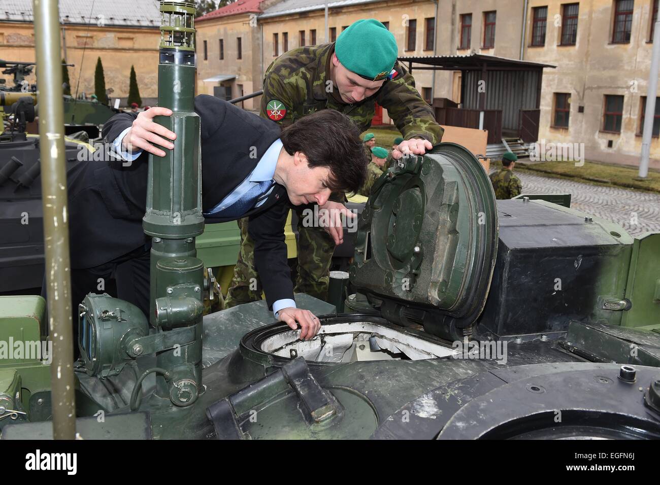 Hranice, Prerov Region, Tschechien. 24. Februar 2015. US-Botschafter in der Tschechischen Republik Andrew Schapiro (links) besucht das Land Kräfte Hauptquartier der 7. mechanisierte Brigade in Hranice im Großraum Prerov, Tschechische Republik, am Dienstag, 24. Februar 2015. Arbeiten Sie bei vorliegenden Soilder dieser Einheit in BAF (Bagram Air Field) Basis, Parwan, Afghanistan. Bildnachweis: CTK/Alamy Live-Nachrichten Stockfoto