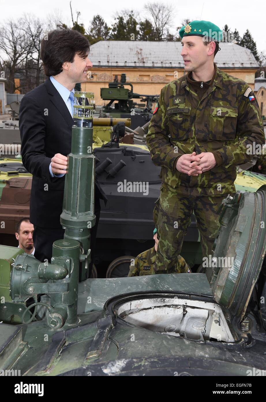 Hranice, Prerov Region, Tschechien. 24. Februar 2015. US-Botschafter in der Tschechischen Republik Andrew Schapiro (links) besucht das Land Kräfte Hauptquartier der 7. mechanisierte Brigade in Hranice im Großraum Prerov, Tschechische Republik, am Dienstag, 24. Februar 2015. Arbeiten Sie bei vorliegenden Soilder dieser Einheit in BAF (Bagram Air Field) Basis, Parwan, Afghanistan. Bildnachweis: CTK/Alamy Live-Nachrichten Stockfoto