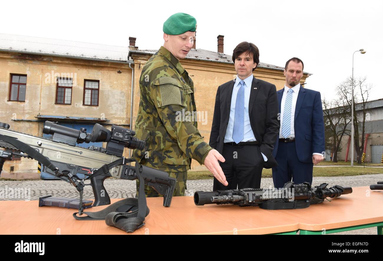 Hranice, Prerov Region, Tschechien. 24. Februar 2015. US-Botschafter in der Tschechischen Republik Andrew Schapiro (Mitte) besucht das Land Kräfte Hauptquartier der 7. mechanisierte Brigade in Hranice im Großraum Prerov, Tschechische Republik, am Dienstag, 24. Februar 2015. Arbeiten Sie bei vorliegenden Soilder dieser Einheit in BAF (Bagram Air Field) Basis, Parwan, Afghanistan. Bildnachweis: CTK/Alamy Live-Nachrichten Stockfoto
