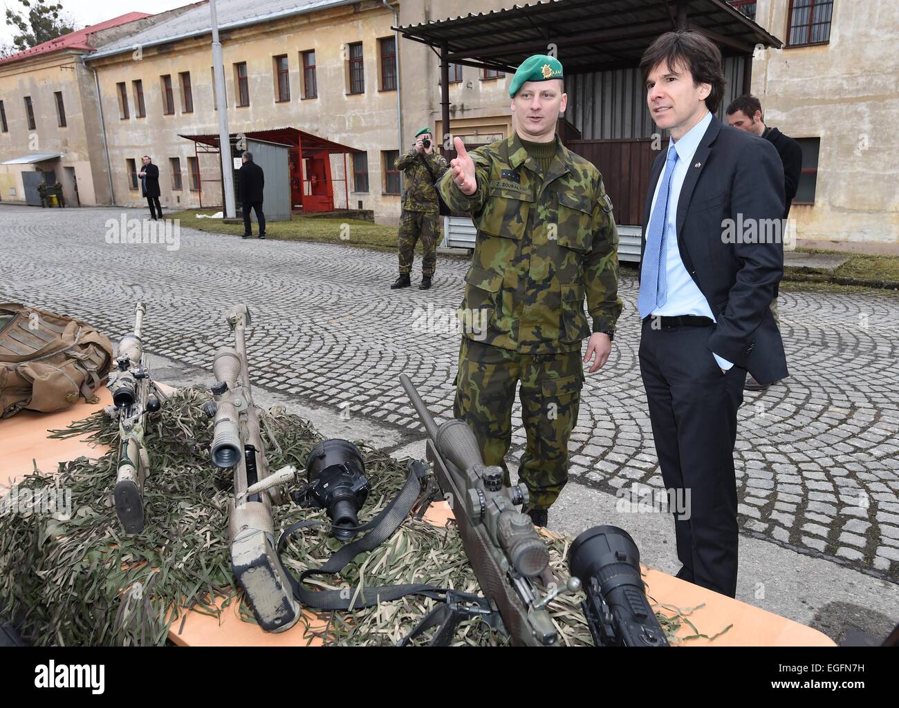 Hranice, Prerov Region, Tschechien. 24. Februar 2015. US-Botschafter in der Tschechischen Republik Andrew Schapiro (rechts) besucht das Land Kräfte Hauptquartier der 7. mechanisierte Brigade in Hranice im Großraum Prerov, Tschechische Republik, am Dienstag, 24. Februar 2015. Arbeiten Sie bei vorliegenden Soilder dieser Einheit in BAF (Bagram Air Field) Basis, Parwan, Afghanistan. Bildnachweis: CTK/Alamy Live-Nachrichten Stockfoto