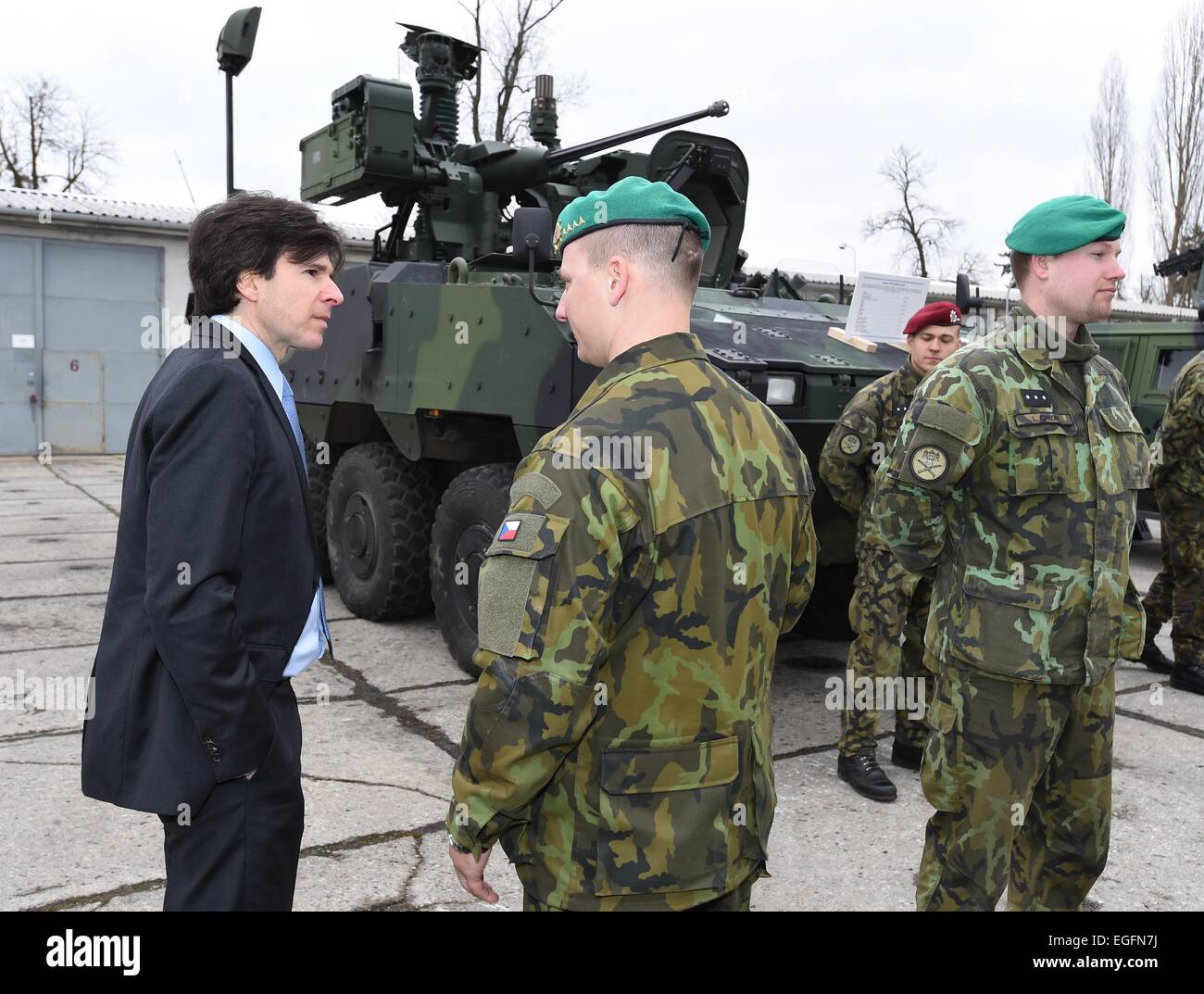 Hranice, Prerov Region, Tschechien. 24. Februar 2015. US-Botschafter in der Tschechischen Republik Andrew Schapiro (links) besucht das Land Kräfte Hauptquartier der 7. mechanisierte Brigade in Hranice im Großraum Prerov, Tschechische Republik, am Dienstag, 24. Februar 2015. Arbeiten Sie bei vorliegenden Soilder dieser Einheit in BAF (Bagram Air Field) Basis, Parwan, Afghanistan. Bildnachweis: CTK/Alamy Live-Nachrichten Stockfoto