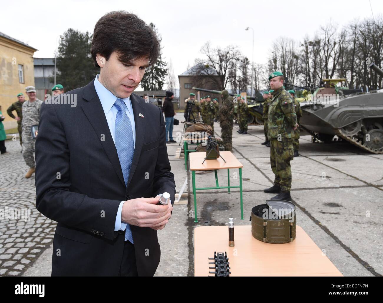Hranice, Prerov Region, Tschechien. 24. Februar 2015. US-Botschafter in der Tschechischen Republik Andrew Schapiro besucht das Land Kräfte Hauptquartier der 7. mechanisierte Brigade in Hranice im Großraum Prerov, Tschechische Republik, am Dienstag, 24. Februar 2015. Arbeiten Sie bei vorliegenden Soilder dieser Einheit in BAF (Bagram Air Field) Basis, Parwan, Afghanistan. Bildnachweis: CTK/Alamy Live-Nachrichten Stockfoto