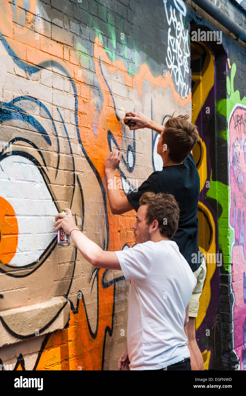Graffiti-Künstler arbeiten in renommierten Hoosier Lane, Melbourne, Australien arbeiten in renommierten Hoosier Lane, Melbourne, Australien Stockfoto