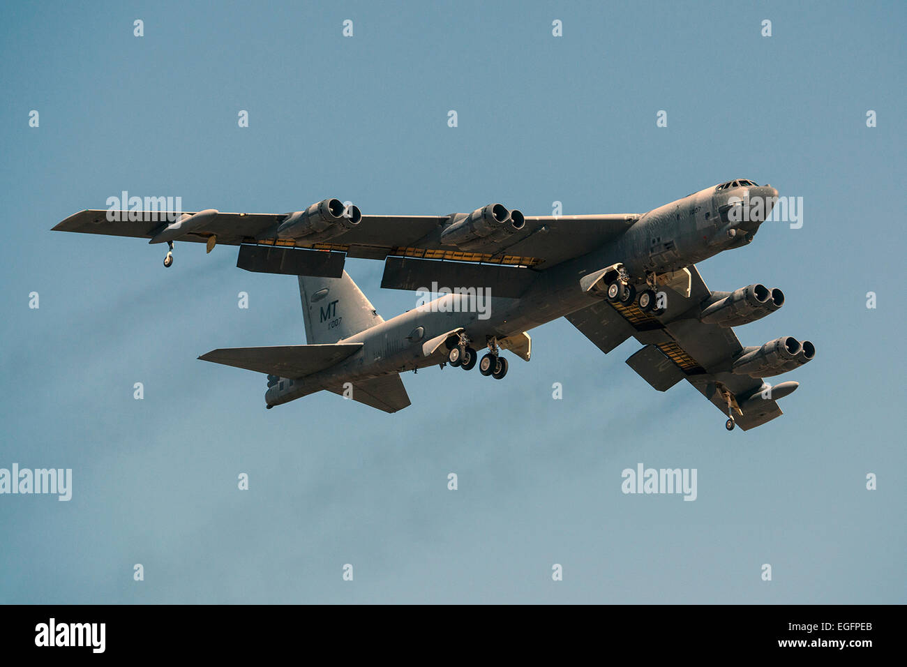 Ein strategischer Bomber B - 52H Stratofortress zieht nach ergriffen aus Langzeitlagerung 13. Februar 2015 an Davis-Monthan Air Force Base in Arizona. Das Flugzeug wurde im Jahr 2008 außer Dienst gestellt und hat Jahre lang sieben Sitzen in der "Friedhof", aber wurde ausgewählt, um in den aktiven Status zurückgegeben werden und wird schließlich die b-52-Flotte anzuschließen. Stockfoto