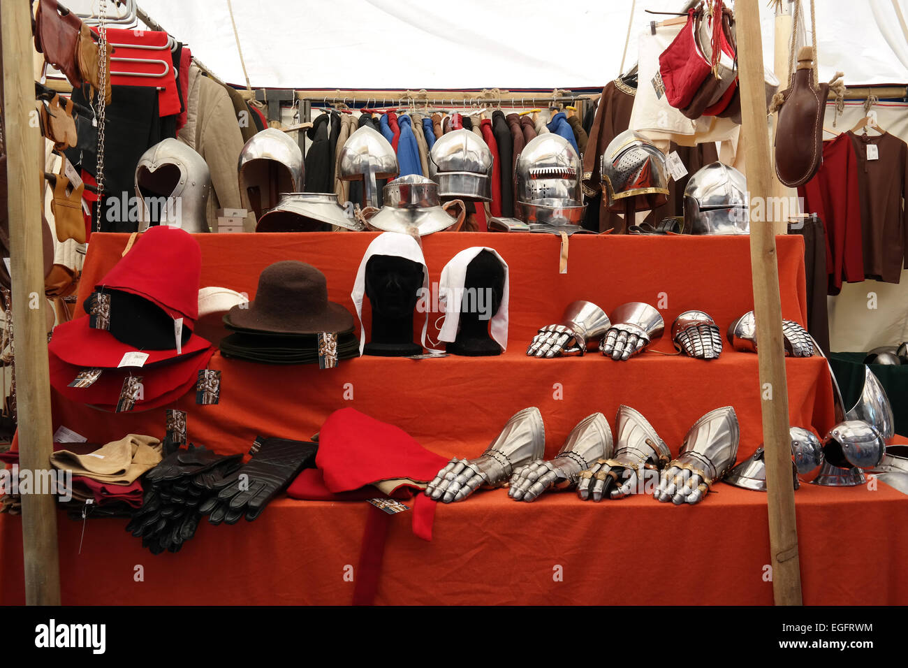 DINAN, Frankreich - Markt Juli 2014 Stall mit Ritter Ausrüstung bei einem Ritter-Festival am 20. Juli 2014 in Dinan, Frankreich Stockfoto
