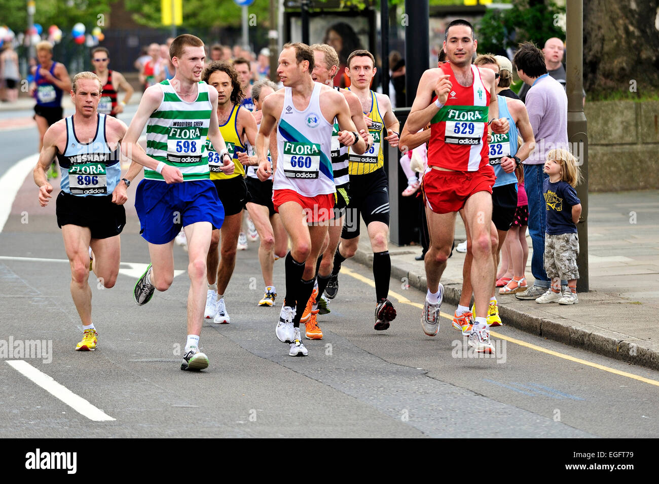 Lustige Läufer und Nächstenliebe Läufer an den London-Marathon teilnehmen Stockfoto