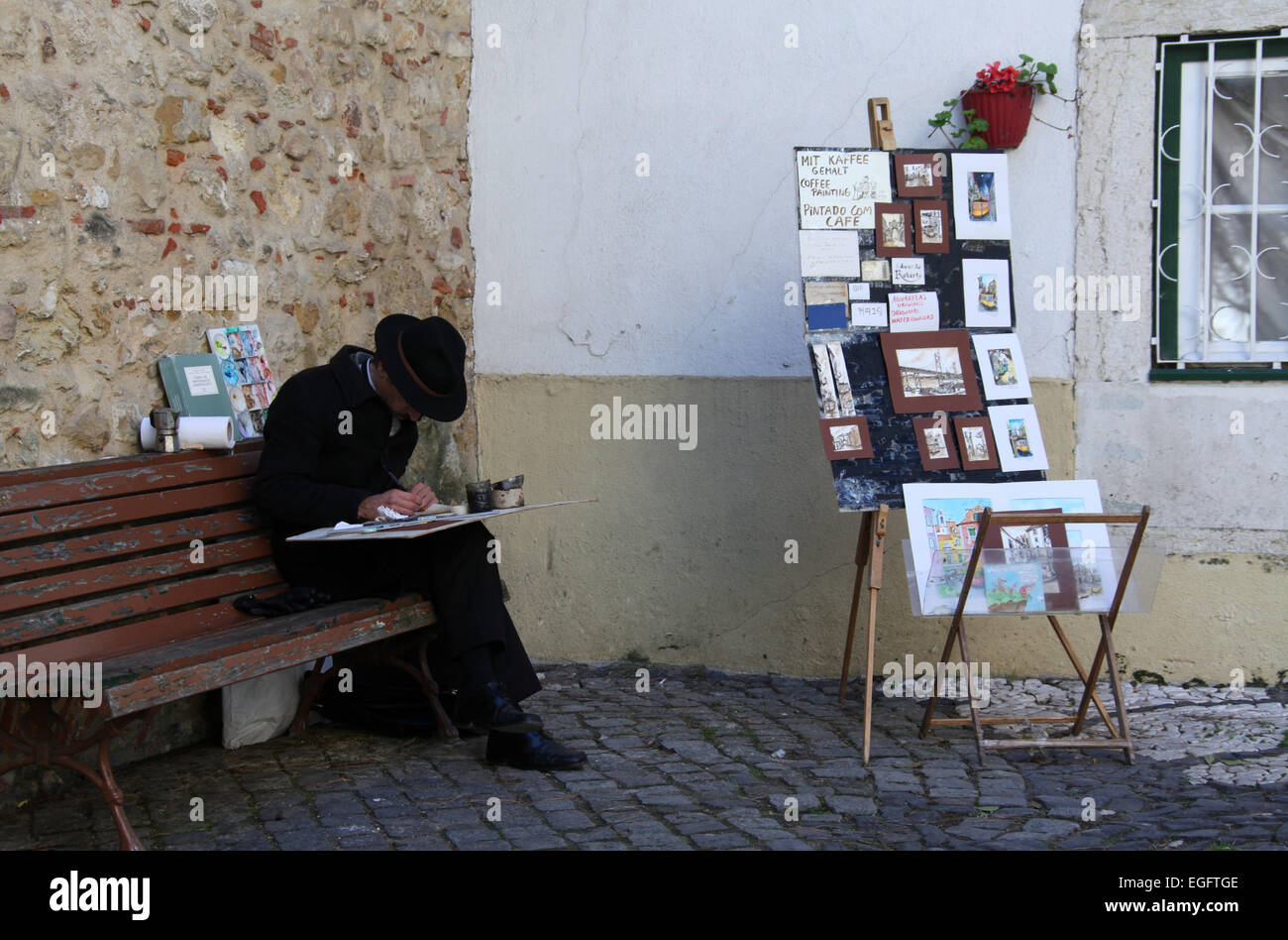 Eduardo Roberto Erstellen eines seiner berühmten Kaffee Gemälde auf der Straße in Lissabon Stockfoto