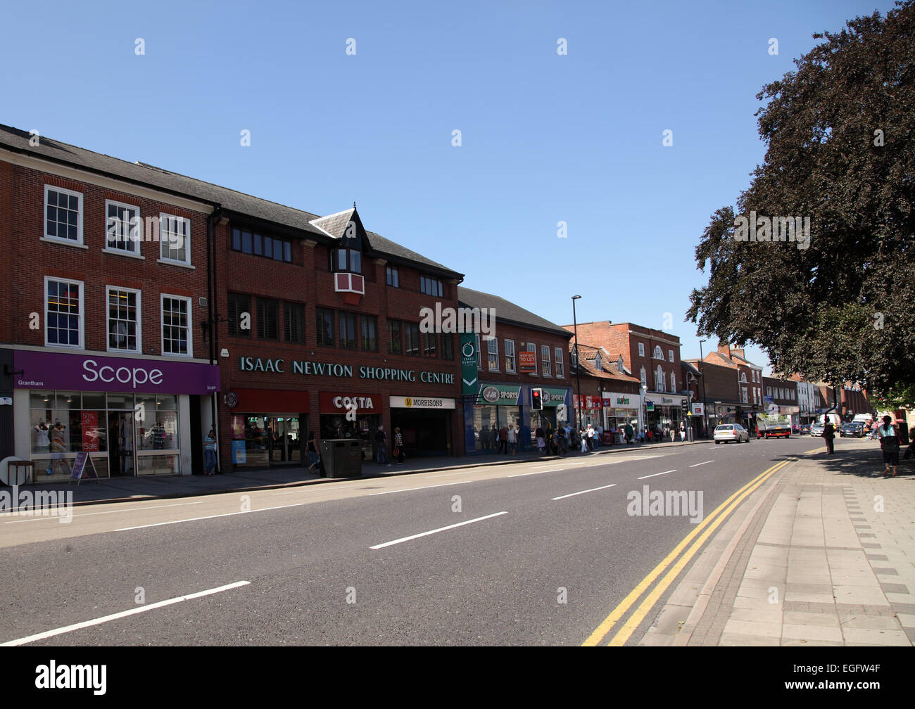 Die Hauptstraße mit Geschäften in Grantham, Lincolnshire Stockfoto