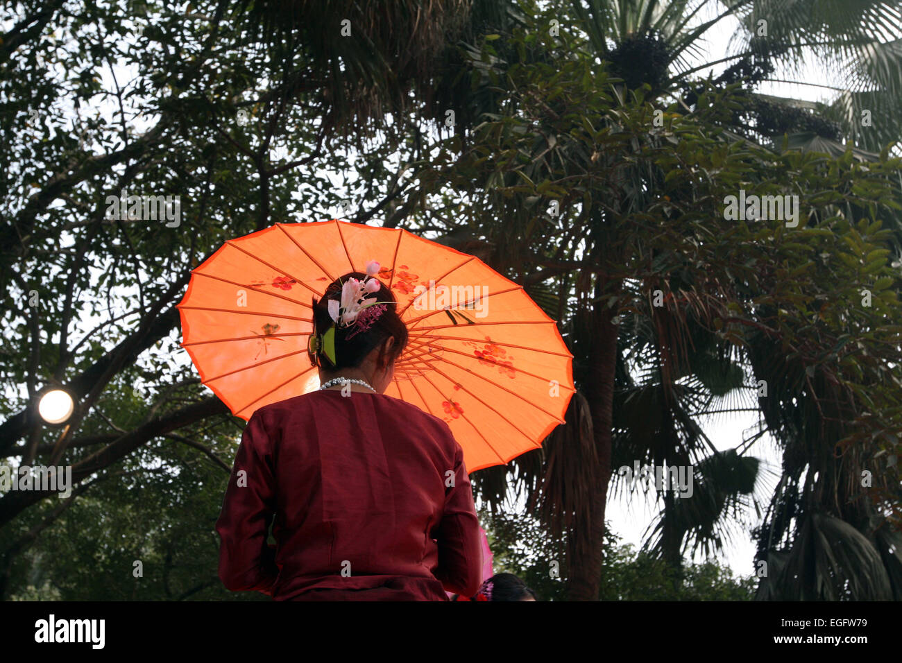 Dezember 2014 - Tribal Menschen ihre traditionellen Tanz in einem Kulturfestival in Dhaka. Stockfoto